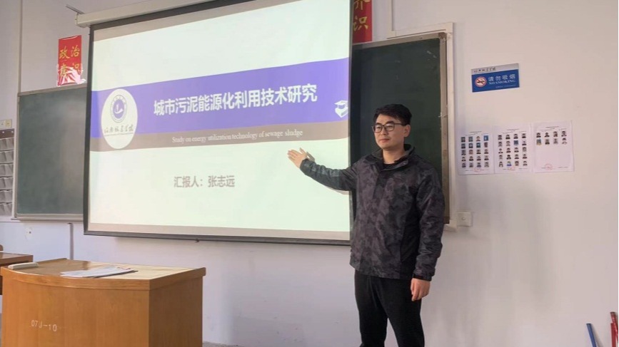 女人站在冰箱前低可信度描述已自动生成 女人站在冰箱前低可信度描述已自动生成